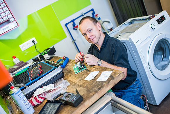 Techniker bei Reparatur Techniker bei Gerätereparatur
