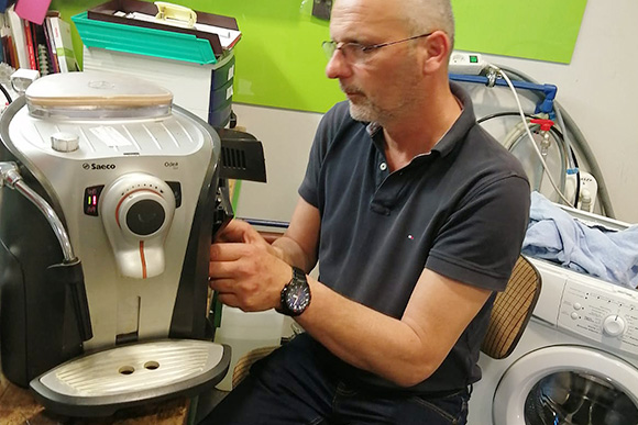 Techniker Techniker bei Kaffeemaschinen Reparatur